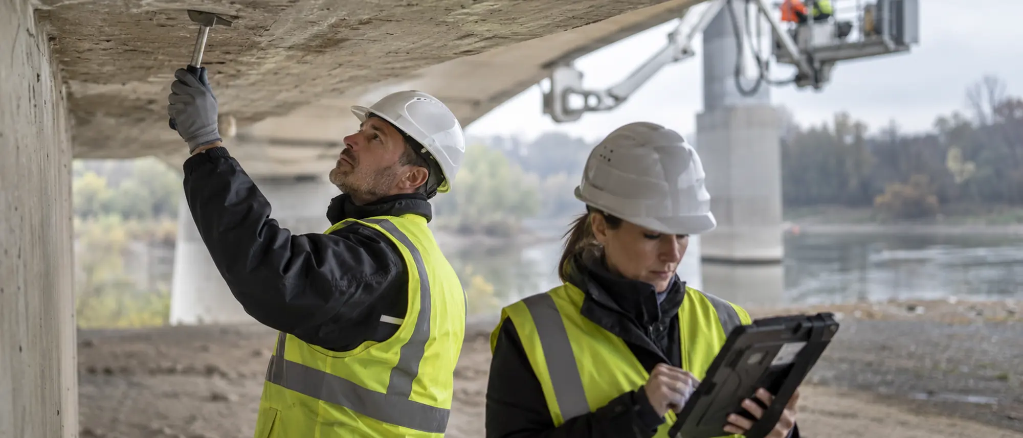 Prüfingenieur bei der Bauwerksprüfung einer Brücke