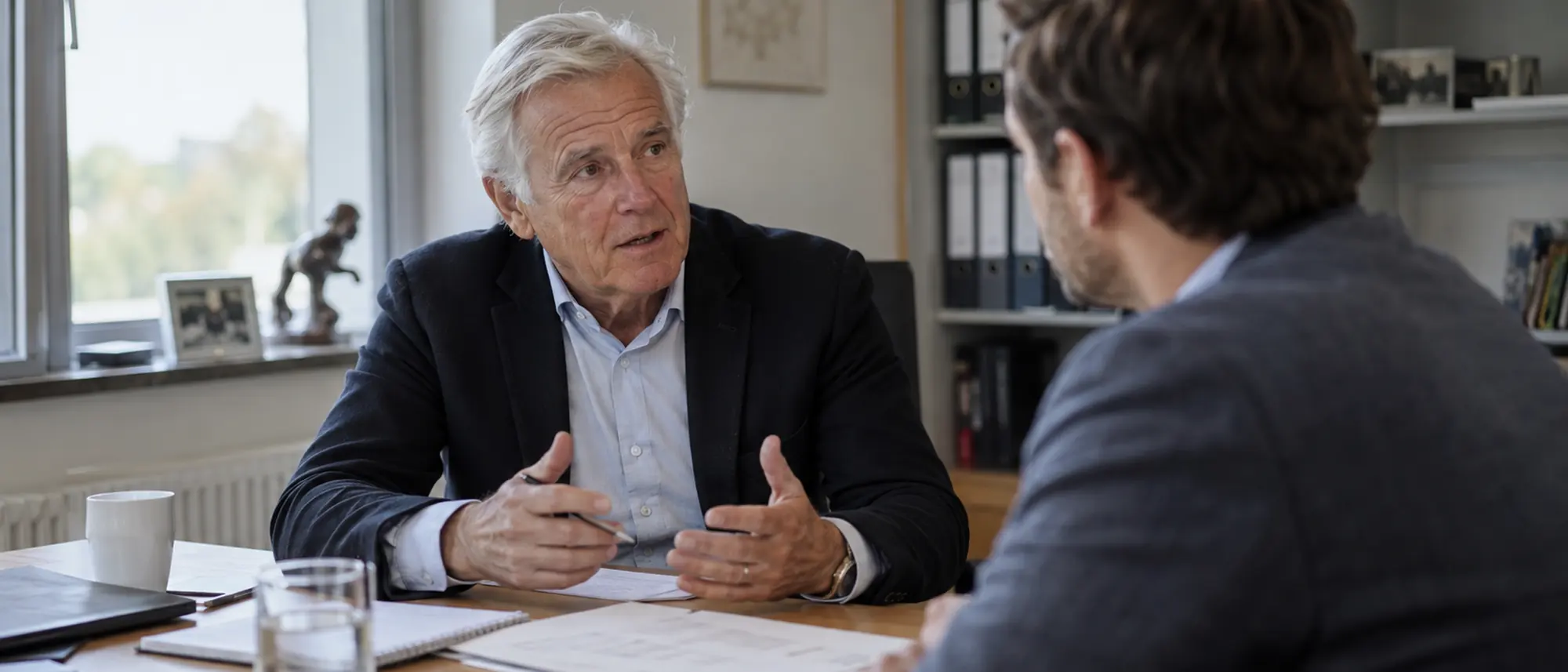 Partner von Generation Tech Partners bespricht einen Unternehmensteaser mit einem M&A-Berater