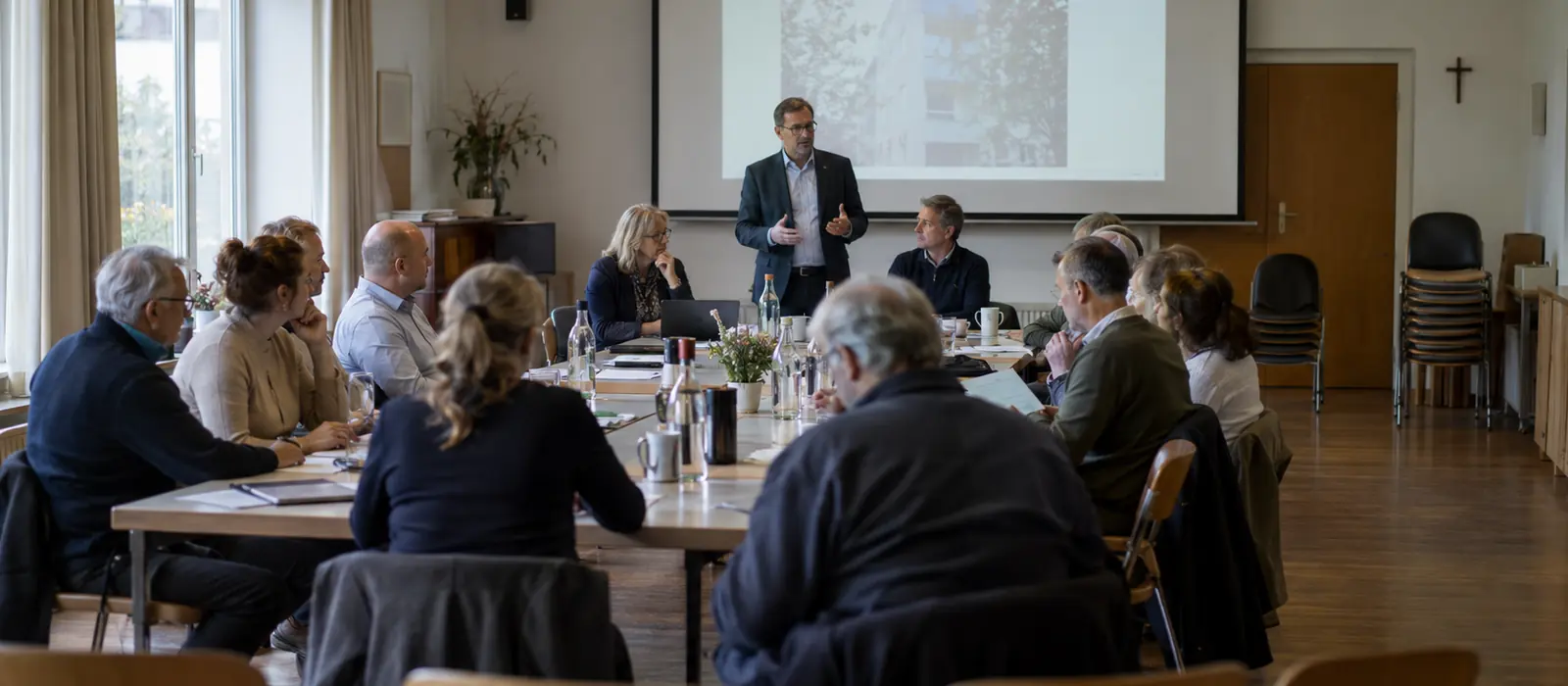 Hausverwalter leitet eine Eigentümerversammlung einer WEG
